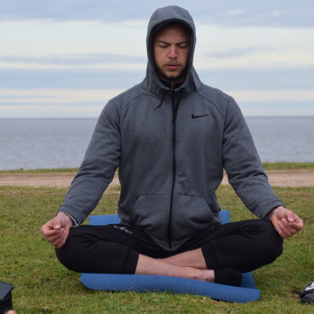 Yogiska övningar för att känna dig balanserad inför hösten - Lila Lagohm